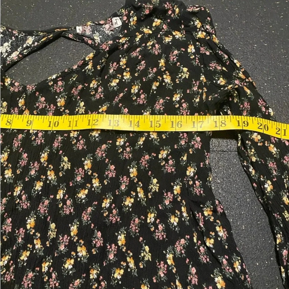 Gypsies & Moondust Black Floral Back Cutout Woven Blouse Junior's Size Small - Picture 3 of 8